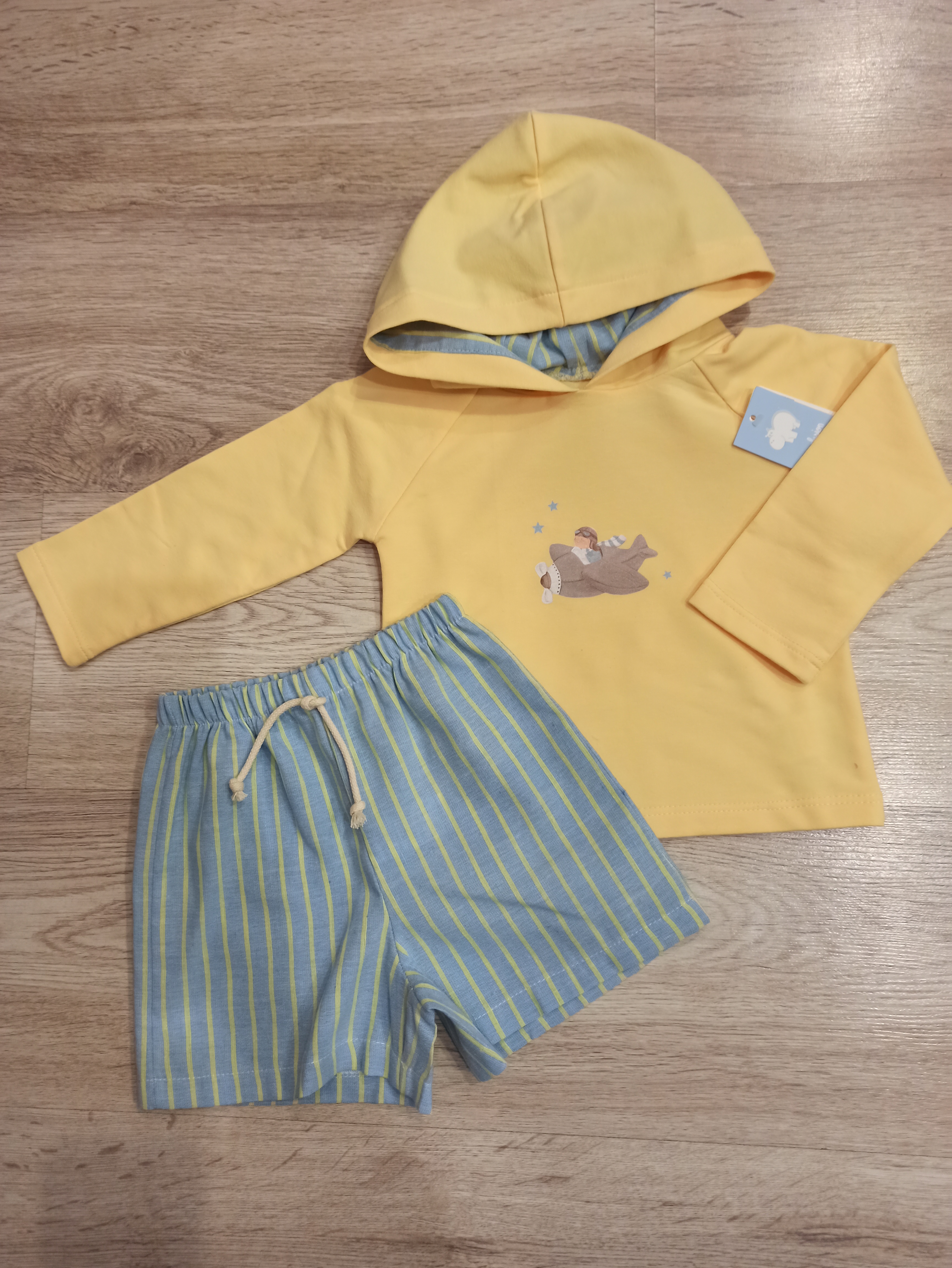 Sudadera capucha y pantalon corto rayas algodon ECOLOGICO, color granadina de Mac Ilusión