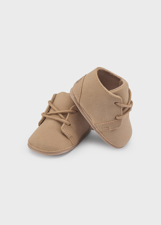 Zapato bota para recién nacido color caramelo mayoral