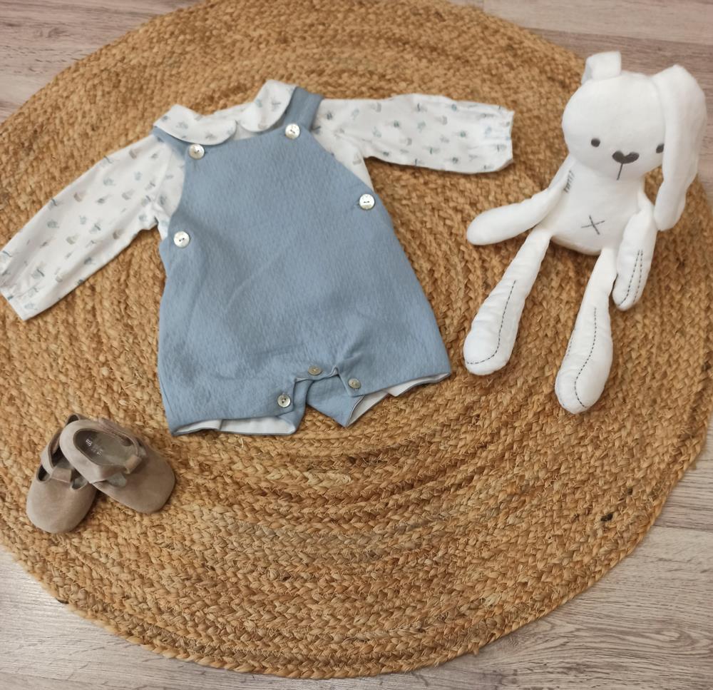 Conjunto de camisa niño estampada y peto corto tela lisa Magia
